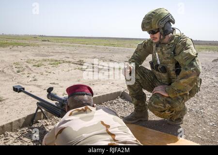 Eine australische Armee Trainer, mit Task Group Taji, Coach ein irakischer Soldat feuerte. 50-Kaliber Gewehr während der erweiterten Treffsicherheit Kurs im Camp Taji, Irak, 12. Juni 2018. Die irakischen Sicherheitskräfte sind das Fundament für die Zukunft des Irak durch die Verbesserung ihrer Fähigkeiten, um ein sicheres und stabiles Umfeld für ihre Nation zu stellen. Stockfoto