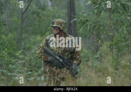 SHOALWATER BAY, Queensland, Australien (25. Juni 2005) ein Soldat aus der Dritten Royal Australian Regiment (3 RAR) führt Patrol und Combat Training während der Übung TALISMAN SABRE 2005. TALISMAN SABRE ist ein Vierwöchiges biennale Übung gemeinsame Aus- und Fortbildung und Praxis Inter-operabilität zwischen uns und der australischen Streitkräfte, während die Fähigkeit, gemeinsame zu verpflichten sich, die weitere Entwicklung, kombinierte Operationen und die Unterstützung der regionalen Sicherheit, zu bauen. Mehr als 17.000 Mitarbeiter von Marine, Heer, Luftwaffe, Marine und Spezialeinheiten sind an TALISMAN SABRE, eine Verschmelzung der T Stockfoto