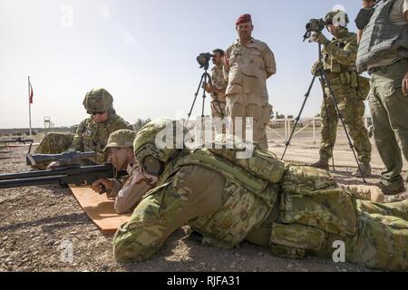 Australische Armee Ausbildern, mit Task Group Taji, Coach und Ort für ein irakischer Soldat feuerte. 50-Kaliber Gewehr während der erweiterten Treffsicherheit Kurs im Camp Taji, Irak, 12. Juni 2018. Die irakischen Sicherheitskräfte sind das Fundament für die Zukunft des Irak durch die Verbesserung ihrer Fähigkeiten, um ein sicheres und stabiles Umfeld für ihre Nation zu stellen. Stockfoto