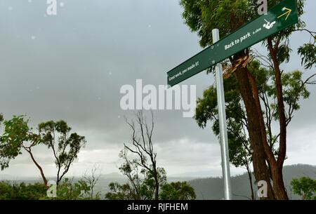 Tolle Arbeit, die Sie gemacht, Szenen aus einem Spaziergang am Elliot Federn, Moongun Wanderweg am Elliot Federn, Townsville, Queensland, Australien Stockfoto