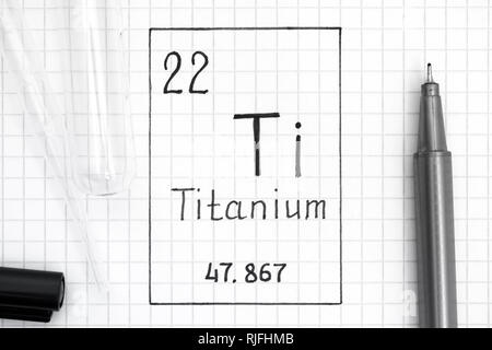 Das Periodensystem der Elemente. Handschrift chemische Element Titanium Ti mit schwarzem Stift, Reagenzglas und Pipette. Close-up. Stockfoto