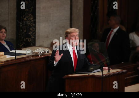 Washington, Vereinigte Staaten von Amerika. 05 Feb, 2019. Präsidenten der Vereinigten Staaten Donald J. Trumpf liefert seinen zweiten jährlichen Rede zur Lage der Union zu einer gemeinsamen Sitzung im US-Kongress im Kapitol in Washington, DC am Dienstag, 5. Februar 2019. Credit: Alex Edelman/CNP | Verwendung der weltweiten Kredit: dpa/Alamy leben Nachrichten Stockfoto