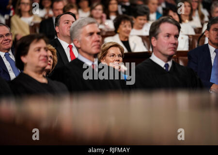 Februar 5, 2019 - WASHINGTON, DC: United States Senator Elizabeth Warren (Demokrat aus Massachusetts), hinter der Richter des Supreme Court Elena Kagan, Neil Gorsuch und Brett Kavanaugh während der Rede zur Lage der Union im Capitol in Washington, DC am 5. Februar 2019. Quelle: Doug Mills/Pool, über CNP | Verwendung weltweit Stockfoto