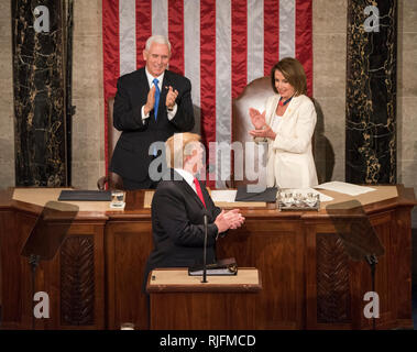 Washington DC, USA. 5. Februar, 2019. Washington DC, 5. Februar 2019, USA: Präsident J Donald Trump gibt seinen zweiten Staat der Union (Sotu) Adresse als Präsident. Sprecherin des Repräsentantenhauses Nancy Pelosi und Vice President Mike Pence sitzen hinter ihm in der US Capitol Repräsentantenhaus. Patsy Lynch/MediaPunch Credit: MediaPunch Inc/Alamy leben Nachrichten Stockfoto