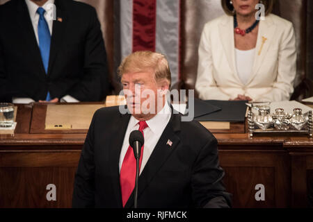 Washington DC, USA. 5. Februar, 2019. Washington DC, 5. Februar 2019, USA: Präsident J Donald Trump gibt seinen zweiten Staat der Union (Sotu) Adresse als Präsident. Sprecherin des Repräsentantenhauses Nancy Pelosi und Vice President Mike Pence sitzen hinter ihm in der US Capitol Repräsentantenhaus. Patsy Lynch/MediaPunch Credit: MediaPunch Inc/Alamy leben Nachrichten Stockfoto