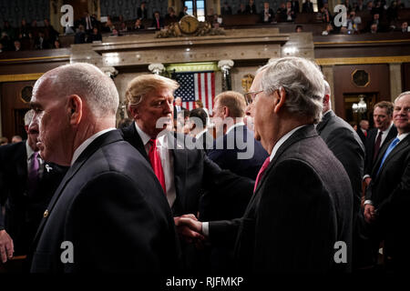 Februar 5, 2019 - WASHINGTON, DC: Präsident Trump schüttelte Hände mit Senator Mitch McConnell, R-KY, nachdem der Staat der Union auf dem Kapitol in Washington, DC am 5. Februar 2019. Quelle: Doug Mills/Pool, über CNP | Verwendung weltweit Stockfoto