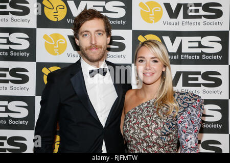 Beverly Hills, USA. 05 Feb, 2019. Schauspieler Thomas Middleditch und Ehefrau Mollie Tore stellen auf der 17. jährlichen VES Awards im Beverly Hilton Hotel am Dienstag, Februar 5, 2019 in Beverly Hills, Kalifornien. Foto von Danny Moloshok/Moloshok Fotografie, Inc./imageSPACE Credit: Imagespace/Alamy leben Nachrichten Stockfoto