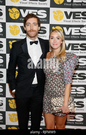 Beverly Hills, USA. 05 Feb, 2019. Schauspieler Thomas Middleditch und Ehefrau Mollie Tore stellen auf der 17. jährlichen VES Awards im Beverly Hilton Hotel am Dienstag, Februar 5, 2019 in Beverly Hills, Kalifornien. Foto von Danny Moloshok/Moloshok Fotografie, Inc./imageSPACE Credit: Imagespace/Alamy leben Nachrichten Stockfoto