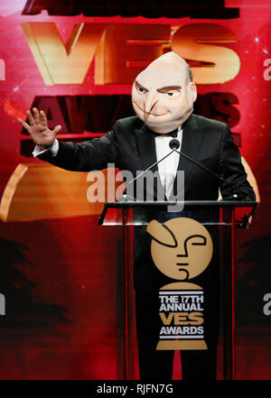 Beverly Hills, USA. 05 Feb, 2019. Schauspieler Steve Carell trägt eine Maske von seinem Charakter" des verbrecherischen Gru' aus dem Schergen Filme, als er die VES Lifetime Achievement Award präsentiert von CEO der Beleuchtung Unterhaltung Chris Meledandri während des 17. jährlichen VES Awards im Beverly Hilton Hotel am Dienstag, Februar 5, 2019 in Beverly Hills, Kalifornien. Foto von Danny Moloshok/Moloshok Fotografie, Inc./imageSPACE Credit: Imagespace/Alamy leben Nachrichten Stockfoto