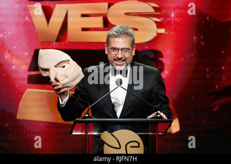 Beverly Hills, USA. 05 Feb, 2019. Schauspieler Steve Carell trägt eine Maske von seinem Charakter" des verbrecherischen Gru' aus dem Schergen Filme, als er die VES Lifetime Achievement Award präsentiert von CEO der Beleuchtung Unterhaltung Chris Meledandri während des 17. jährlichen VES Awards im Beverly Hilton Hotel am Dienstag, Februar 5, 2019 in Beverly Hills, Kalifornien. Foto von Danny Moloshok/Moloshok Fotografie, Inc./imageSPACE Credit: Imagespace/Alamy leben Nachrichten Stockfoto