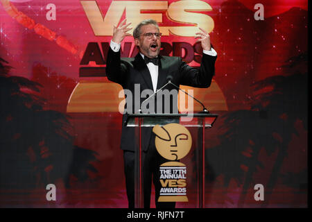 Beverly Hills, USA. 05 Feb, 2019. Schauspieler Steve Carell trägt eine Maske von seinem Charakter" des verbrecherischen Gru' aus dem Schergen Filme, als er die VES Lifetime Achievement Award präsentiert von CEO der Beleuchtung Unterhaltung Chris Meledandri während des 17. jährlichen VES Awards im Beverly Hilton Hotel am Dienstag, Februar 5, 2019 in Beverly Hills, Kalifornien. Foto von Danny Moloshok/Moloshok Fotografie, Inc./imageSPACE Credit: Imagespace/Alamy leben Nachrichten Stockfoto