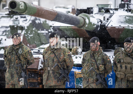 Rukla, Litauen. 04 Feb, 2019. Die Crew von einem Leopard 2 Panzer steht auf der Militärbasis in Rukla, Litauen. Credit: Arne Immanuel Bänsch/dpa/Alamy leben Nachrichten Stockfoto