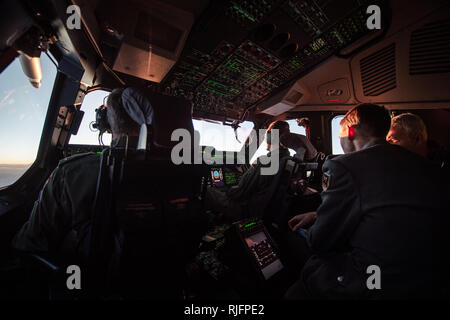 05. Februar 2019, ---: Air Force Piloten im Cockpit eines A400M Foto: Arne Immanuel Bänsch/dpa Sitzen Stockfoto