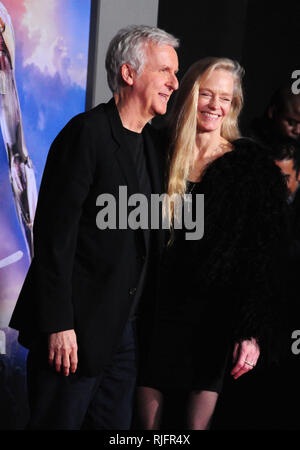 Los Angeles, USA. 05 Feb, 2019. Produzent James Cameron und Frau Suzy Amis Cameron besuchen Twentieth Century Fox's': Battle Angel Alita" Premiere am 5. Februar 2019 in Westwood Village Regency Theater in Los Angeles, Kalifornien. Credit: Barry King/Alamy leben Nachrichten Stockfoto