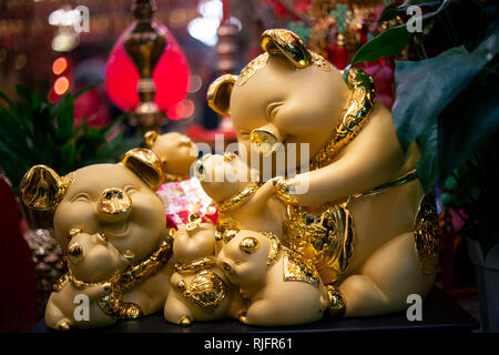 Los Angeles, Kalifornien, USA. 4. Februar, 2019. Jahr des Schweins Dekor im Thien Hau Tempel auf chinesische Mondjahr in Chinatown. Credit: Rommel Canlas/Alamy leben Nachrichten Stockfoto