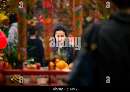 Los Angeles, Kalifornien, USA. 4. Februar, 2019. Räuchern im Thien Hau Tempel auf Neujahr Jahr des Schweins. Feierliche Ritual um Mitternacht durchgeführt. Credit: Rommel Canlas/Alamy leben Nachrichten Stockfoto