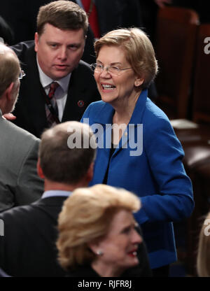 Washington, District of Columbia, USA. 5. Februar, 2019. United States Senator Elizabeth Warren (Demokrat aus Massachusetts) im Gespräch mit den Kollegen vor der US-Präsident Donald J. Trumpf seiner zweiten jährlichen Rede zur Lage der Union zu einer gemeinsamen Sitzung im US-Kongress im Kapitol in Washington, DC am Dienstag, Februar 5, 2019 Quelle: Alex Edelman/CNP/ZUMA Draht/Alamy leben Nachrichten Stockfoto