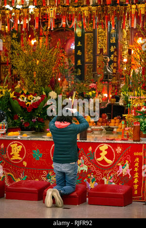 Los Angeles, Kalifornien, USA. 4. Februar, 2019. Räuchern im Thien Hau Tempel auf Neujahr Jahr des Schweins. Feierliche Ritual um Mitternacht durchgeführt. Credit: Rommel Canlas/Alamy leben Nachrichten Stockfoto