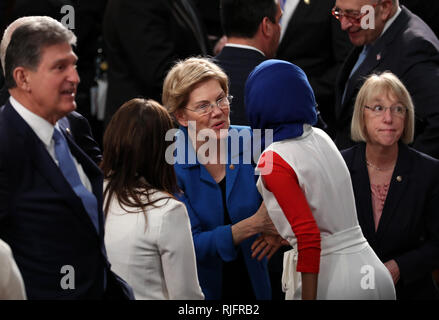United States Senator Elizabeth Warren (Demokrat aus Massachusetts) grüsst Kollegen einschließlich, von links, US-Senator Joe Manchin III (Demokrat von West Virginia), USA Vertreter Ilhan Omar (Demokrat von Minnesota), im blauen Halstuch, und US-Senator Patty Murray (Demokrat von Washington) vor US-Präsident Donald J. Trumpf liefert seinen zweiten jährlichen Rede zur Lage der Union zu einer gemeinsamen Sitzung im US-Kongress im Kapitol in Washington, DC am Dienstag, 5. Februar 2019. Credit: Alex Edelman/CNP | Verwendung weltweit Stockfoto