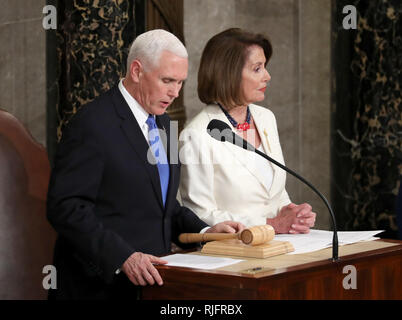 Washington, Vereinigte Staaten von Amerika. 05 Feb, 2019. United States Vice President Mike Pence, Links, und Sprecher des US-Repräsentantenhauses, Nancy Pelosi (Demokrat aus Kalifornien) vor US-Präsident Donald J. Trumpf seiner zweiten jährlichen Rede zur Lage der Union zu einer gemeinsamen Sitzung im US-Kongress im Kapitol in Washington, DC am Dienstag, 5. Februar 2019. Credit: Alex Edelman/CNP | Verwendung der weltweiten Kredit: dpa/Alamy leben Nachrichten Stockfoto