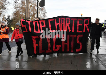 London, Großbritannien. 6. Februar, 2019. Schwester nicht Cister UK Proteste demonstration Gerechtigkeit für #Stansted 15! Die Jamaika Charterflug stoppen! Mit schweren Polizei stoppt die rassistische feindlichen Umwelt drop ein Banner auf der Lambeth Brücke und März an die Zentrale Forderung der #Stansted 15 auf freien Willen verurteilen, gewaltfreien friedlichen direkte Aktion, die alle von ihnen mit einem terrrorism - in Verbindung stehende Handlung, die eine maximale Lebensdauer Haftstrafe bei Chelmsford Crown Court und Stop Deportation, London, UK trägt. 6. Feb 2019. Bild Capital/Alamy leben Nachrichten Stockfoto