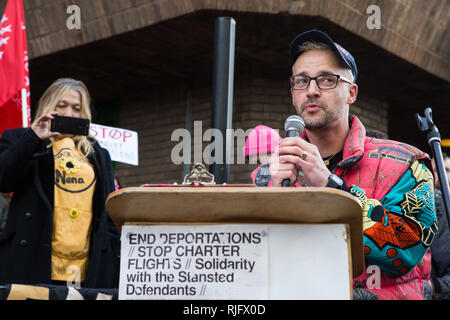 Chelmsford, Großbritannien. 6 Feb, 2019. Dan Glas ACT UP London Adressen Aktivisten aus der ganzen Vereinigten Königreich versammelt, Solidarität mit dem Stansted 15 vor ihrer Verurteilung in Chelmsford Crown Court zu zeigen. Der Stansted 15 wurden am 10. Dezember von Anti überführt - Terrorismus Handlung unter der Luftfahrt und Maritime Security Act 1990 folgenden gewaltfreie direkte Aktionen, um zu versuchen, ein Home Office Abschiebung Flug prekären Migrantinnen zu Nigeria, Ghana und Sierra Leone aus weg von Stansted Airport im März 2017 zu verhindern. Credit: Mark Kerrison/Alamy leben Nachrichten Stockfoto
