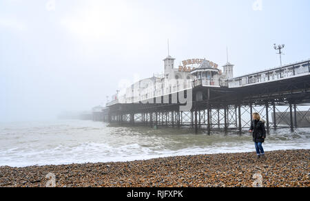 Brighton UK 6. Februar 2019 - Die Sonne kämpft sich durch den Nebel von Brighton Palace Pier zu brechen als milderes Wetter breitet sich über Großbritannien nach der jüngsten Kältewelle: Simon Dack/Alamy leben Nachrichten Stockfoto