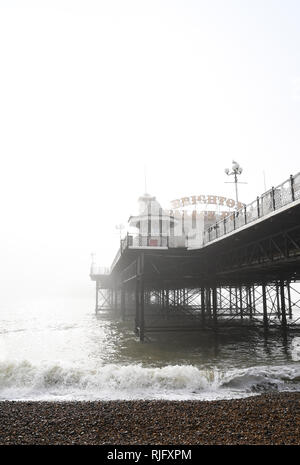 Brighton UK 6. Februar 2019 - Die Sonne kämpft sich durch den Nebel von Brighton Palace Pier zu brechen als milderes Wetter breitet sich über Großbritannien nach der jüngsten Kältewelle: Simon Dack/Alamy leben Nachrichten Stockfoto