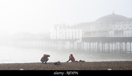 Brighton UK 6. Februar 2019 - Die Sonne kämpft sich durch den Nebel von Brighton Palace Pier zu brechen als milderes Wetter breitet sich über Großbritannien nach der jüngsten Kältewelle: Simon Dack/Alamy leben Nachrichten Stockfoto