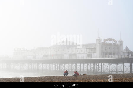 Brighton UK 6. Februar 2019 - Die Sonne kämpft sich durch den Nebel von Brighton Palace Pier zu brechen als milderes Wetter breitet sich über Großbritannien nach der jüngsten Kältewelle: Simon Dack/Alamy leben Nachrichten Stockfoto