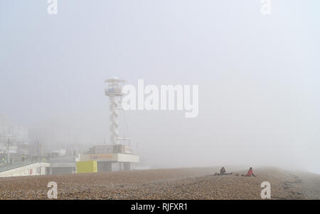 Brighton UK 6. Februar 2019 - Die Sonne durch den Nebel kämpfen auf Brighton Seafront heute als milderes Wetter breitet sich über Großbritannien nach der jüngsten Kältewelle: Simon Dack/Alamy Leben Nachrichten brechen Stockfoto