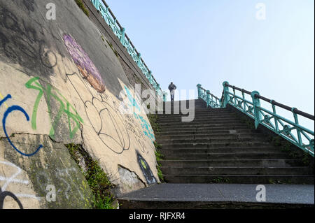 Brighton UK 6. Februar 2019 - Die Sonne durch den Nebel kämpfen auf Brighton Seafront heute als milderes Wetter breitet sich über Großbritannien nach der jüngsten Kältewelle: Simon Dack/Alamy Leben Nachrichten brechen Stockfoto