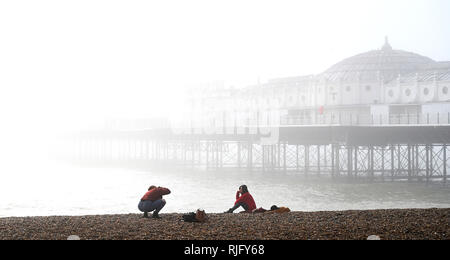 Brighton UK 6. Februar 2019 - Die Sonne kämpft sich durch den Nebel von Brighton Palace Pier zu brechen als milderes Wetter breitet sich über Großbritannien nach der jüngsten Kältewelle: Simon Dack/Alamy leben Nachrichten Stockfoto