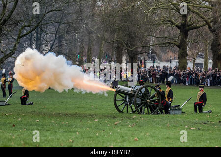 London, Großbritannien. 6. Feb 2019. 41 Gun Salute im Green Park von der King's Troop Royal Horse artillery Kennzeichnung der 67. Jahrestag der HM der Königin der Thronbesteigung Credit: Guy Corbishley/Alamy leben Nachrichten Stockfoto