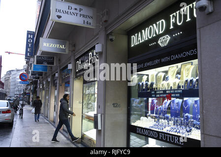 Peking, China. 1 Feb, 2019. Foto auf Feb 1, 2019 zeigt einen Mann, der in ein Juweliergeschäft in der Innenstadt von Antwerpen, Belgien. Credit: Ihr Pingfan/Xinhua/Alamy leben Nachrichten Stockfoto