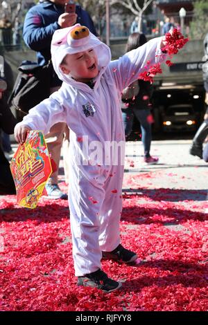 San Francisco, USA. 5. Februar, 2019. Ein Kind nimmt an den Feierlichkeiten am ersten Tag des chinesischen Neujahrsfest in San Francisco, USA, Nov. 5, 2019. Credit: Liu Yilin/Xinhua/Alamy leben Nachrichten Stockfoto