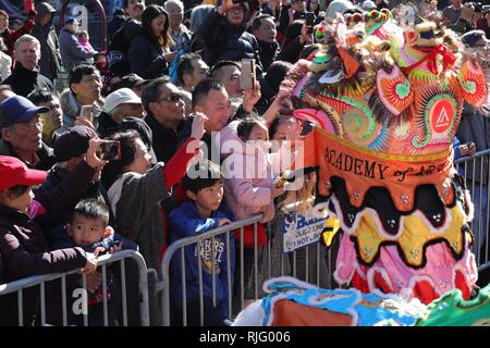 San Francisco, USA. 5. Februar, 2019. Besucher interagieren mit einem tanzenden Löwen während der Feiern am ersten Tag des chinesischen Neujahrsfest in San Francisco, USA, Nov. 5, 2019. Credit: Liu Yilin/Xinhua/Alamy leben Nachrichten Stockfoto