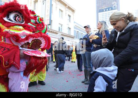 San Francisco, USA. 5. Februar, 2019. Die Besucher nehmen Fotos einer tanzenden Löwen während der Feiern am ersten Tag des chinesischen Neujahrsfest in San Francisco, USA, Nov. 5, 2019. Credit: Liu Yilin/Xinhua/Alamy leben Nachrichten Stockfoto