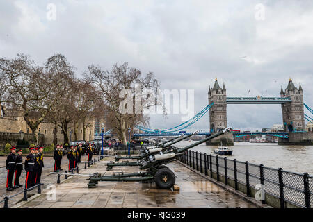 London, Großbritannien. 6. Feb 2019. Der Honourable Artillery Company (HAC), der Stadt des Londoner Reservearmee Regiment, Feuer 62 Pistole Royal Salute am Tower von London zu Ehren des 67. Jahrestags ihrer Majestät der Königin der Thronbesteigung. Die drei L 118 zeremoniellen Leichte Waffen abgefeuert, bei 10-Sekunden-Intervallen. Credit: Guy Bell/Alamy leben Nachrichten Stockfoto