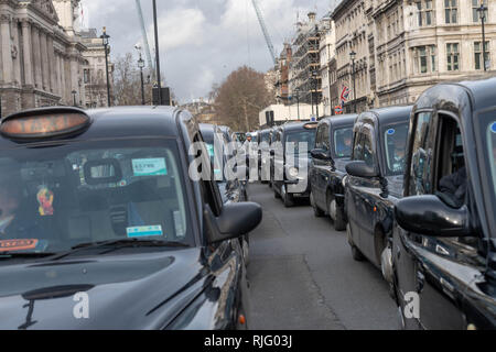 London, Großbritannien. 6. Februar 2019, Black Cab Taxi Protest schließt nach Central London, UK. Straßen um das Parlament herum. Schwarze Taxifahrer protestierten über Straßen zu den Taxis in Central London, UK geschlossen wird.. Sie ihre Kabinen um den Parliament Square und seine apporaces führt zu kilometerlangen Staus mit erheblichen Verspaetungen Verkehr Quelle: Ian Davidson/Alamy Leben Nachrichten geparkt Stockfoto