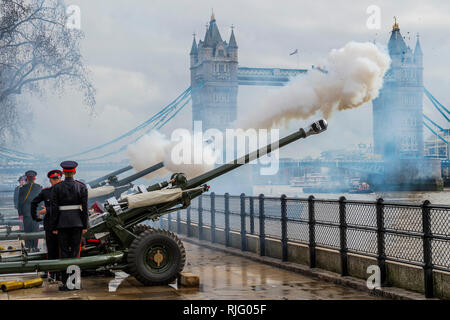 London, Großbritannien. 6. Feb 2019. Der Honourable Artillery Company (HAC), der Stadt des Londoner Reservearmee Regiment, Feuer 62 Pistole Royal Salute am Tower von London zu Ehren des 67. Jahrestags ihrer Majestät der Königin der Thronbesteigung. Die drei L 118 zeremoniellen Leichte Waffen abgefeuert, bei 10-Sekunden-Intervallen. Credit: Guy Bell/Alamy leben Nachrichten Stockfoto