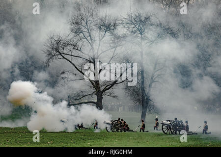 London, Großbritannien. 6. Feb 2019. 41 Gun Salute im Green Park von der King's Troop Royal Horse artillery Kennzeichnung der 67. Jahrestag der HM der Königin der Thronbesteigung Credit: Guy Corbishley/Alamy leben Nachrichten Stockfoto