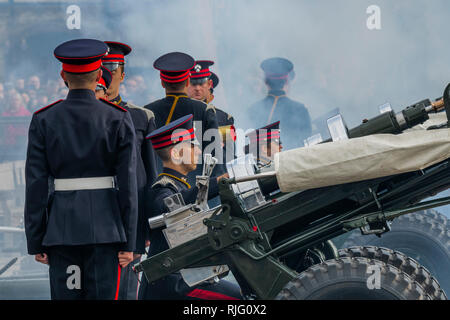 London, Großbritannien. 6. Feb 2019. Der Honourable Artillery Company (HAC), der Stadt des Londoner Reservearmee Regiment, Feuer 62 Pistole Royal Salute am Tower von London zu Ehren der Markierung der 67. Jahrestag Ihrer Majestät der Königin der Thronbesteigung. Die drei L 118 zeremoniellen Leichte Waffen abgefeuert, bei 10-Sekunden-Intervallen. London zu ihrer Gutschrift: Guy Bell/Alamy Live News anzeigen Stockfoto