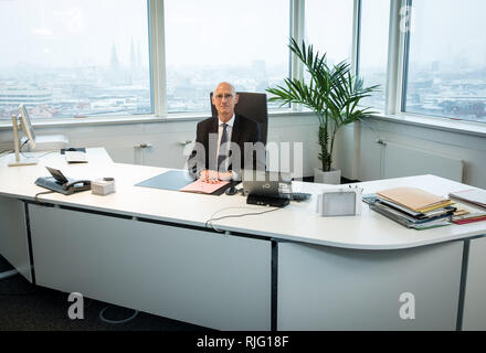 Hamburg, Deutschland. 06 Feb, 2019. Jörg Fröhlich, Attorney General in Hamburg, sitzt in seinem Büro in den neuen Räumlichkeiten des Büros des Hamburg Attorney General. Credit: Christian Charisius/dpa/Alamy leben Nachrichten Stockfoto