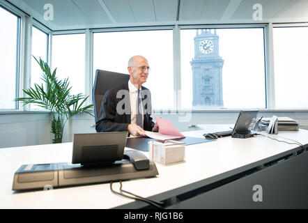 Hamburg, Deutschland. 06 Feb, 2019. Jörg Fröhlich, Attorney General in Hamburg, sitzt in seinem Büro in den neuen Räumlichkeiten des Büros des Hamburg Attorney General. Credit: Christian Charisius/dpa/Alamy leben Nachrichten Stockfoto