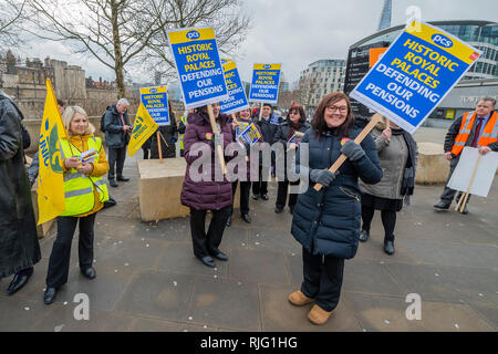 Tower of London, London, Großbritannien. 6. Feb 2019. Die PCS und GMB Gewerkschaften unterstützt die Mitarbeiter des Historischen Königlichen Paläste, die auffällig sind, an der Tower von London, über Änderungen ihrer Rentenansprüche. Credit: Guy Bell/Alamy leben Nachrichten Stockfoto