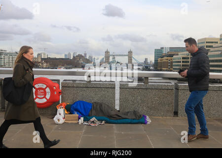 London, Großbritannien. 6 Feb, 2019. Eine obdachlose Person schlafen auf die London Bridge als die Regierung £ 100 m über zwei Jahren versprochen Obdachlosigkeit als Staatssekretär für Wohnungswesen James Brokenshire zu bewältigen hat geschworen, Obdachlosigkeit zu Ende 2027 und will den Menschen helfen, ihr Leben herum drehen und für psychische Gesundheit und sucht Unterstützung. Credit: Amer ghazzal/Alamy leben Nachrichten Stockfoto