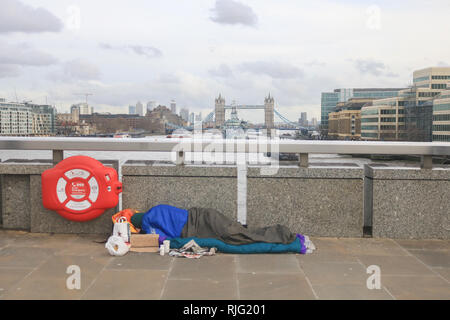 London, Großbritannien. 6 Feb, 2019. Eine obdachlose Person schlafen auf die London Bridge als die Regierung £ 100 m über zwei Jahren versprochen Obdachlosigkeit als Staatssekretär für Wohnungswesen James Brokenshire zu bewältigen hat geschworen, Obdachlosigkeit zu Ende 2027 und will den Menschen helfen, ihr Leben herum drehen und für psychische Gesundheit und sucht Unterstützung. Credit: Amer ghazzal/Alamy leben Nachrichten Stockfoto