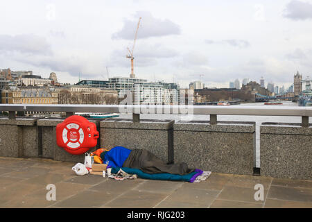 London, Großbritannien. 6 Feb, 2019. Eine obdachlose Person schlafen auf die London Bridge als die Regierung £ 100 m über zwei Jahren versprochen Obdachlosigkeit als Staatssekretär für Wohnungswesen James Brokenshire zu bewältigen hat geschworen, Obdachlosigkeit zu Ende 2027 und will den Menschen helfen, ihr Leben herum drehen und für psychische Gesundheit und sucht Unterstützung. Credit: Amer ghazzal/Alamy leben Nachrichten Stockfoto