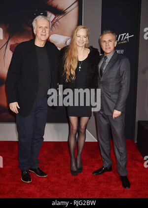 Westwood, der Vereinigten Staaten von Amerika. 05 Feb, 2019. WESTWOOD, CA - 05. Februar: (L-R) James Cameron, Suzy Amis Cameron und Christoph Waltz der Premiere teilnehmen von Twentieth Century Fox "Alita: Battle Angel' bei Westwood Regency Theater am Februar 05, 2019 in Los Angeles, Kalifornien. Quelle: Jeffrey Mayer/Alamy leben Nachrichten Stockfoto